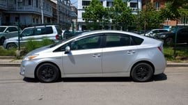 Toyota Prius — exterior view 2