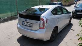 Toyota Prius — exterior view 3