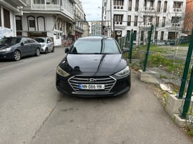 Hyundai Elantra view 3