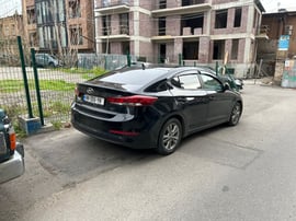 Hyundai Elantra view 4