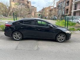 Hyundai Elantra view 5