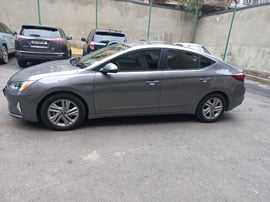 Hyundai Elantra view 5