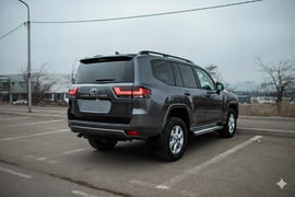 Toyota Land Cruiser 300 view 4