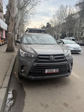Toyota Highlander view 2