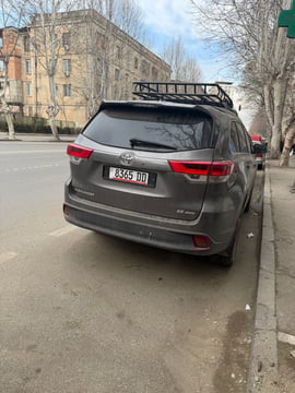 Toyota Highlander view 3