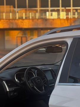 Jeep Cherokee view 4