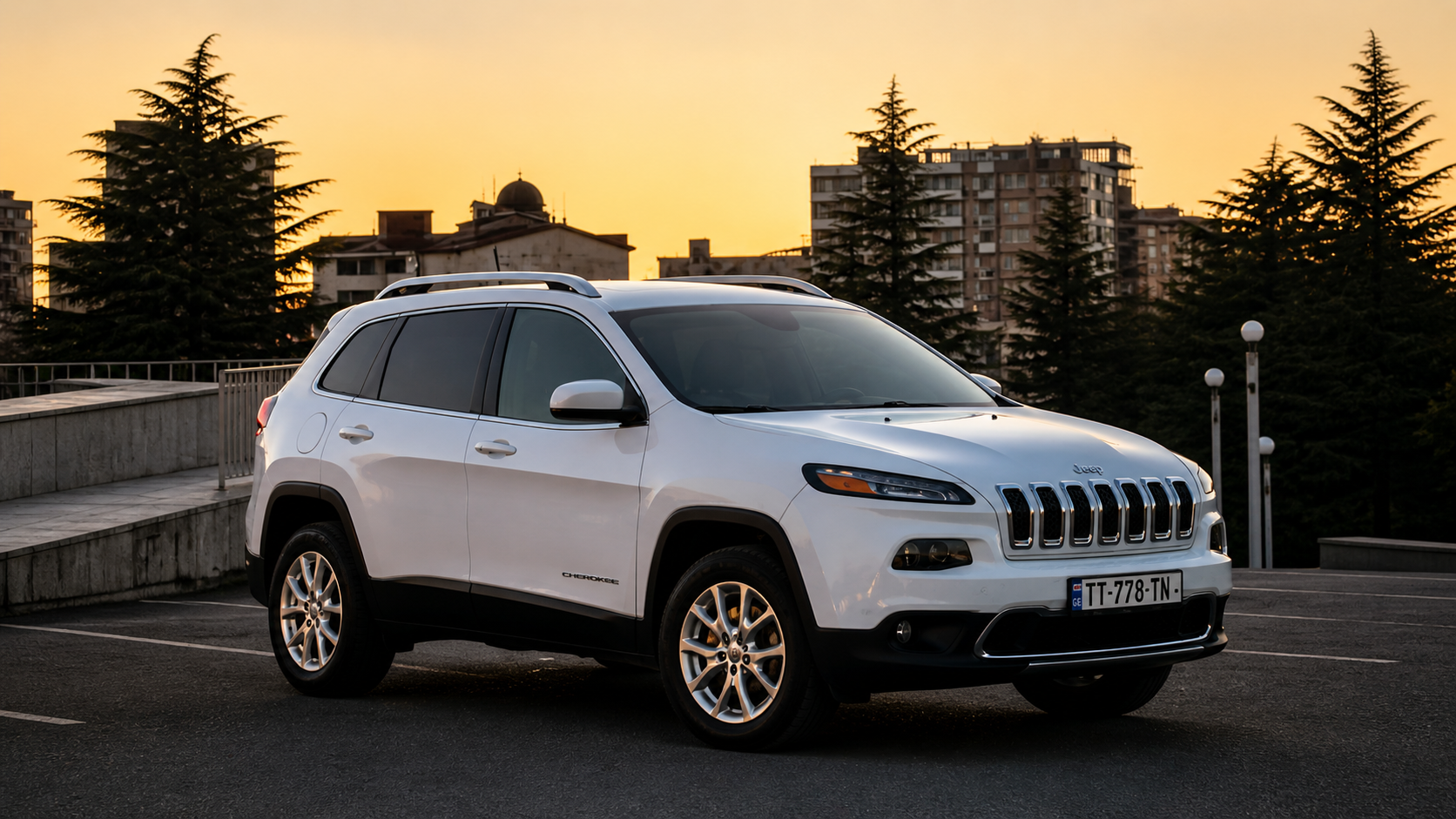 Jeep Cherokee — exterior view 2