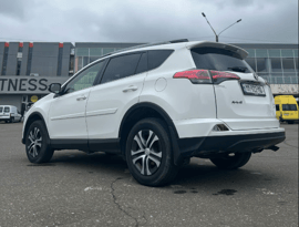 Toyota RAV4 — exterior view 3
