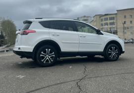Toyota RAV4 — exterior view 5