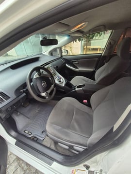 Toyota Prius Hybrid view 3