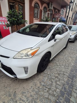 Toyota Prius Hybrid view 4