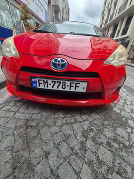 Toyota Prius C Hybrid view 3