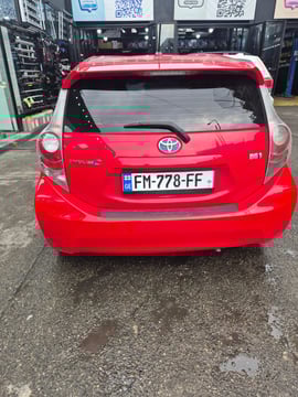 Toyota Prius C Hybrid view 4