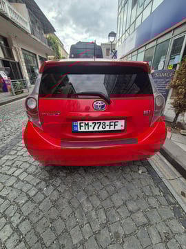 Toyota Prius C Hybrid view 7