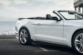 Ford Mustang Cabrio view 3