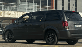 Dodge Grand Caravan — exterior view 3