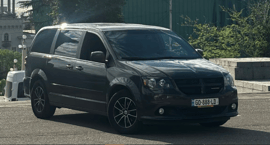 Dodge Grand Caravan — exterior view 6