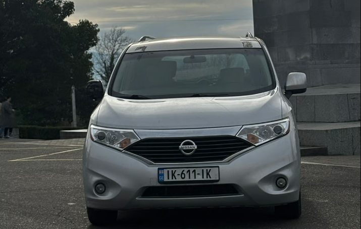 Nissan Quest — exterior view 3