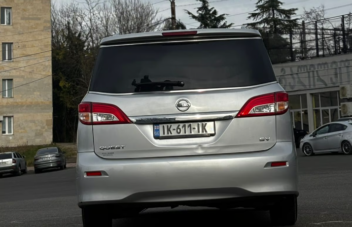 Nissan Quest — exterior view 5