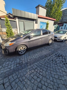 Toyota Prius Hybrid view 3