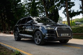 Audi Q7 — exterior view 3