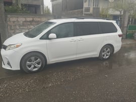 Toyota sienna — exterior view 3