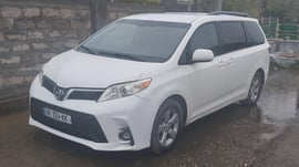 Toyota sienna — exterior view 1