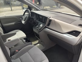 Toyota sienna — exterior view 5
