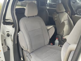 Toyota sienna — exterior view 6