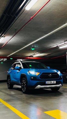 Toyota RAV4 — exterior view 4