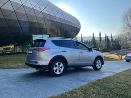 Toyota RAV4 — exterior view 2