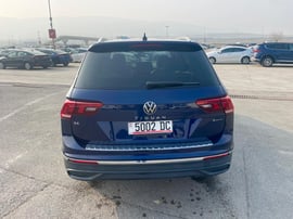 Volkswagen Tiguan view 4