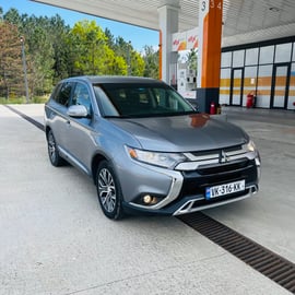 Mitsubishi Outlander — exterior view 2
