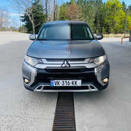 Mitsubishi Outlander — exterior view 3