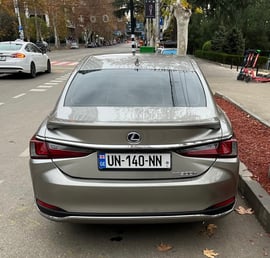 Lexus es300h — exterior view 6