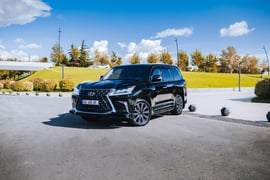 Lexus LX — exterior view 3