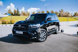 Toyota land cruiser 200 — exterior view 3