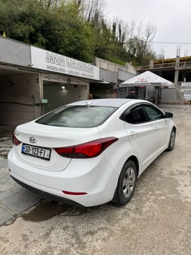 Hyundai Elantra — exterior view 2