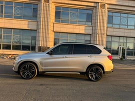 BMW X5 — exterior view 4