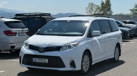 Toyota sienna — exterior view 1