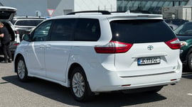 Toyota sienna — exterior view 3