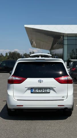 Toyota sienna — exterior view 4