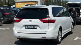 Toyota sienna — exterior view 5