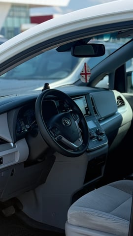 Toyota sienna — exterior view 6