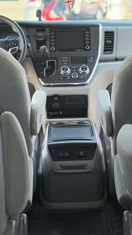 Toyota sienna — exterior view 8