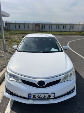 Toyota Camry — exterior view 3