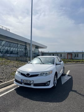 Toyota Camry — exterior view 2
