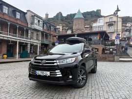 Toyota Highlander — exterior view 4