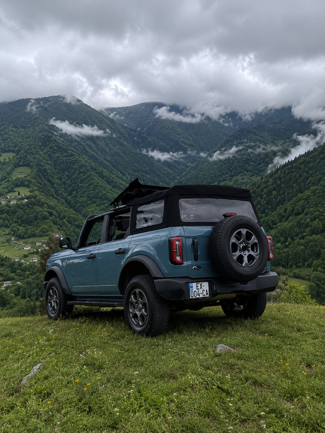 Ford Bronco — exterior view 2