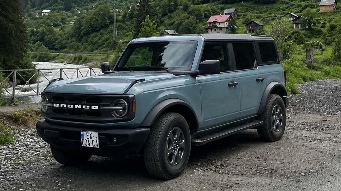 Ford Bronco — exterior view 1